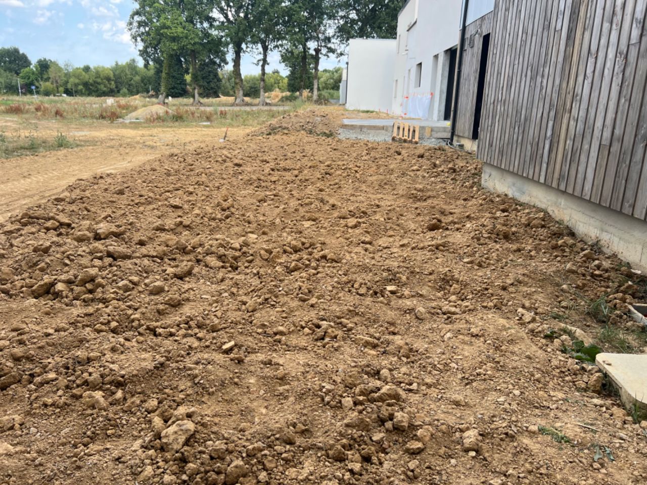 Terrain gratté et défoncé