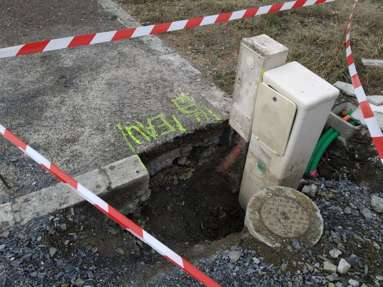 Terrassement avant déplacement coffret et compteur eau