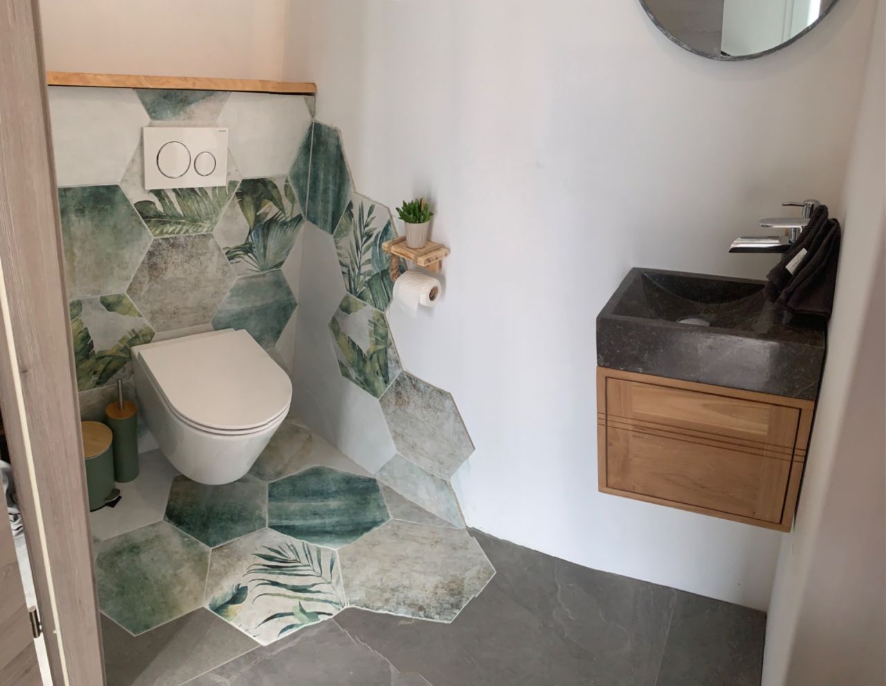 Les toilettes jungle du RDC 
Lave-mains en teck et pierre de chez Tikamoon