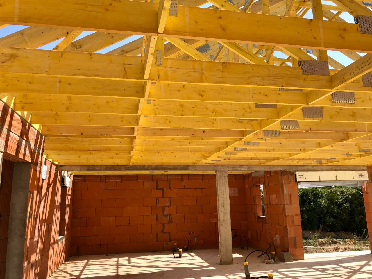 30/08/2022 : Visite de chantier suite ADF Achvement des murs et nous constatons que la charpente a t pose le 28 et 29 aout toutefois le CDT remarque un bandeau PVC et non alu et bois