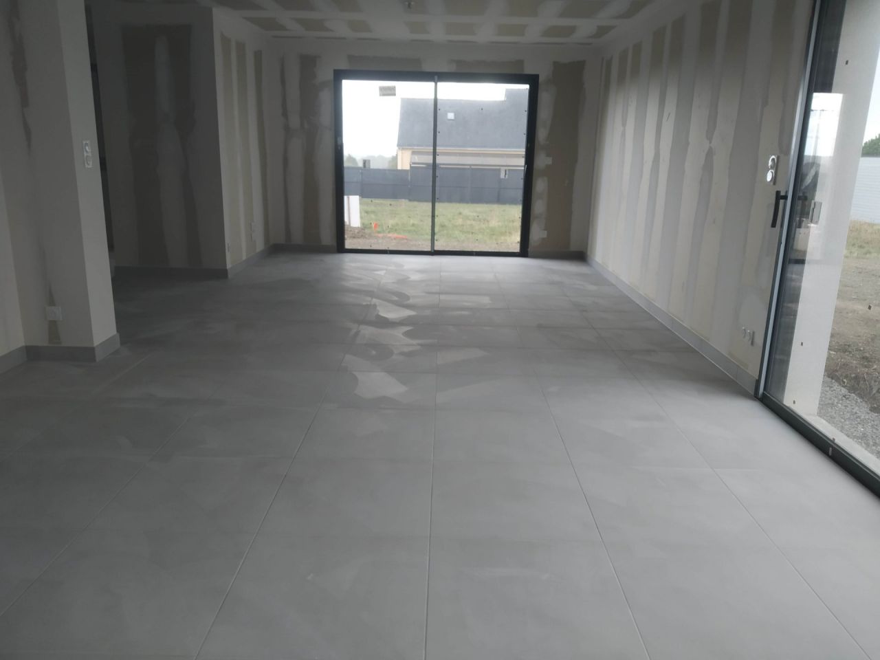 Carrelage posé salon