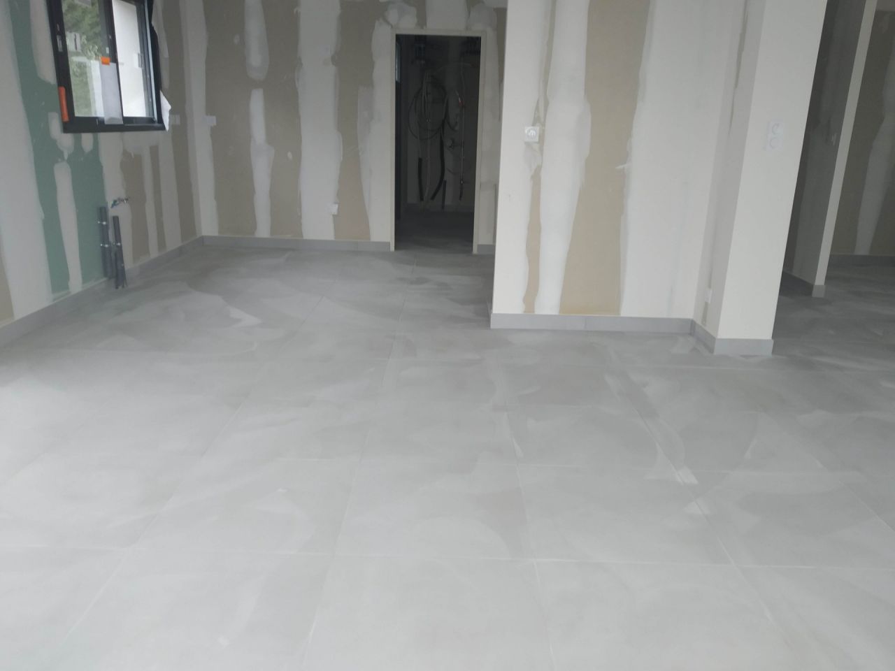 Carrelage posé salon