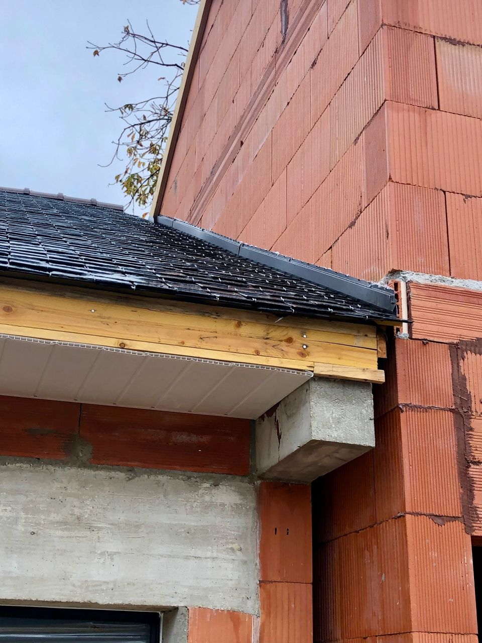 Jonction toiture avec la construction voisine.