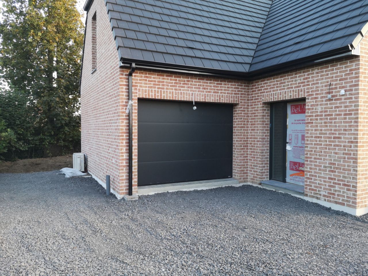 Accès au garage et à la porte d'entrée en cailloux