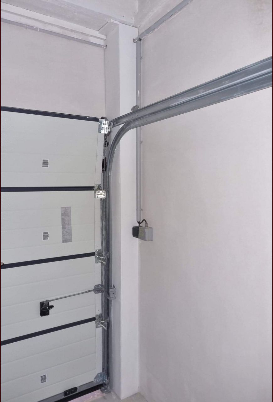 Coffrage de la gouttière du garage en bois mélaminé et peint par Monsieur