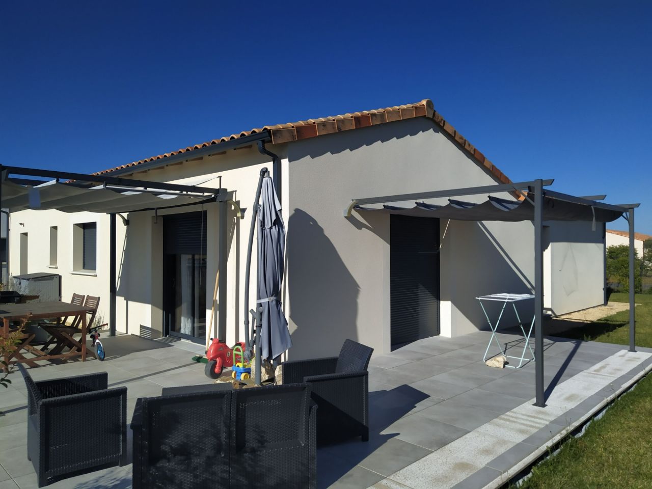 Terrasse grès cérame sur plot, montage 2ème pergola