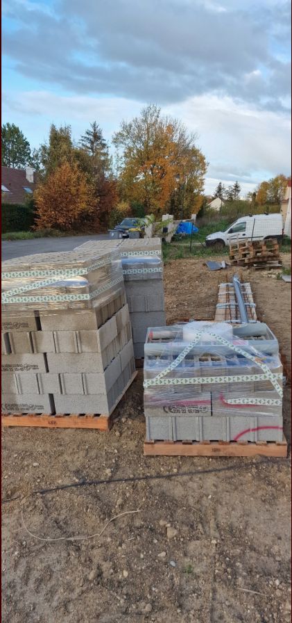 livraison des fournitures pour la terrasse (environ 70m²), avec un mur de soutènement d'environ 4 rangs (terrain en pente).
<br />
Nous coulerons les fondations en même temps que la dalle par camion toupie et un pompe (nos 3m sont apparemment insuffisants pour qu'un camion passe)