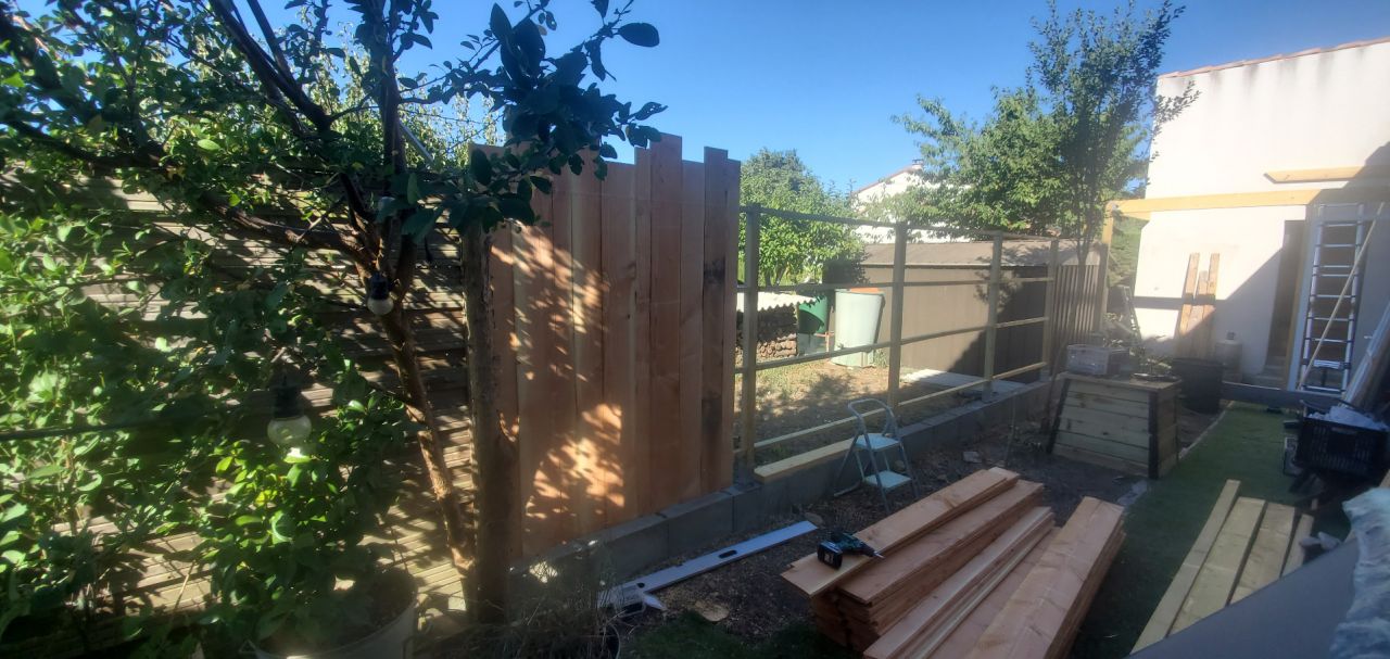On poursuit avec l'ossature porteuse des planches de douglas (en partie déjà posée sur cette photo)