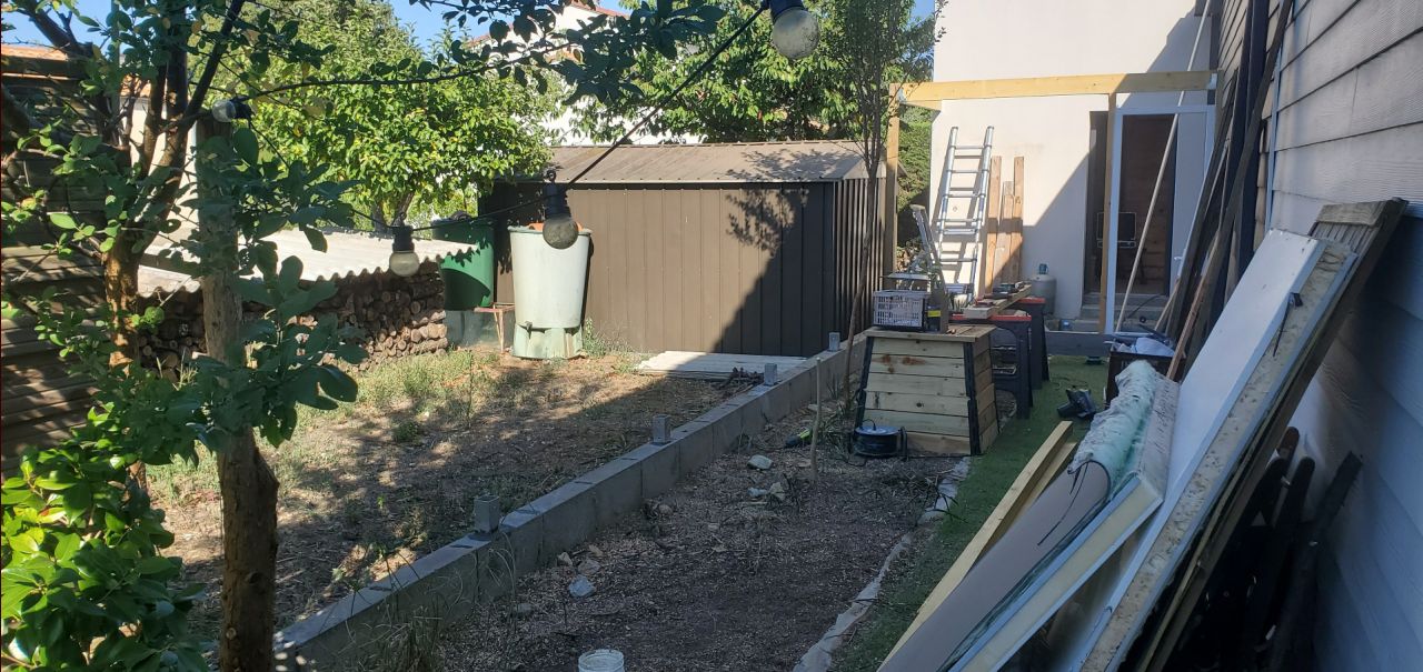 On commence par l'ossature du future cabanon
