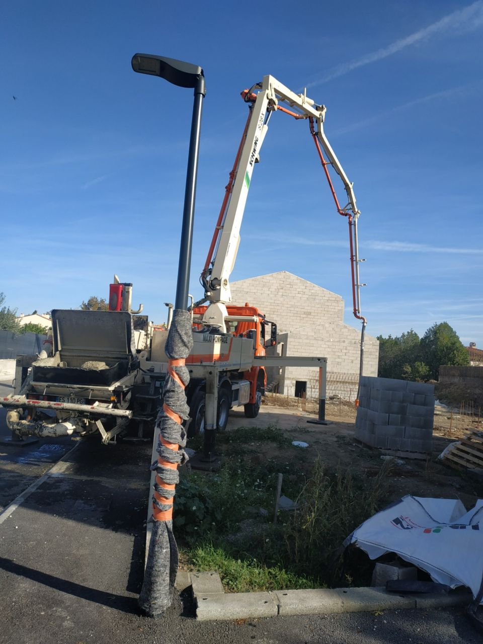 Coulage des semelles de fondations avec la grande grue.