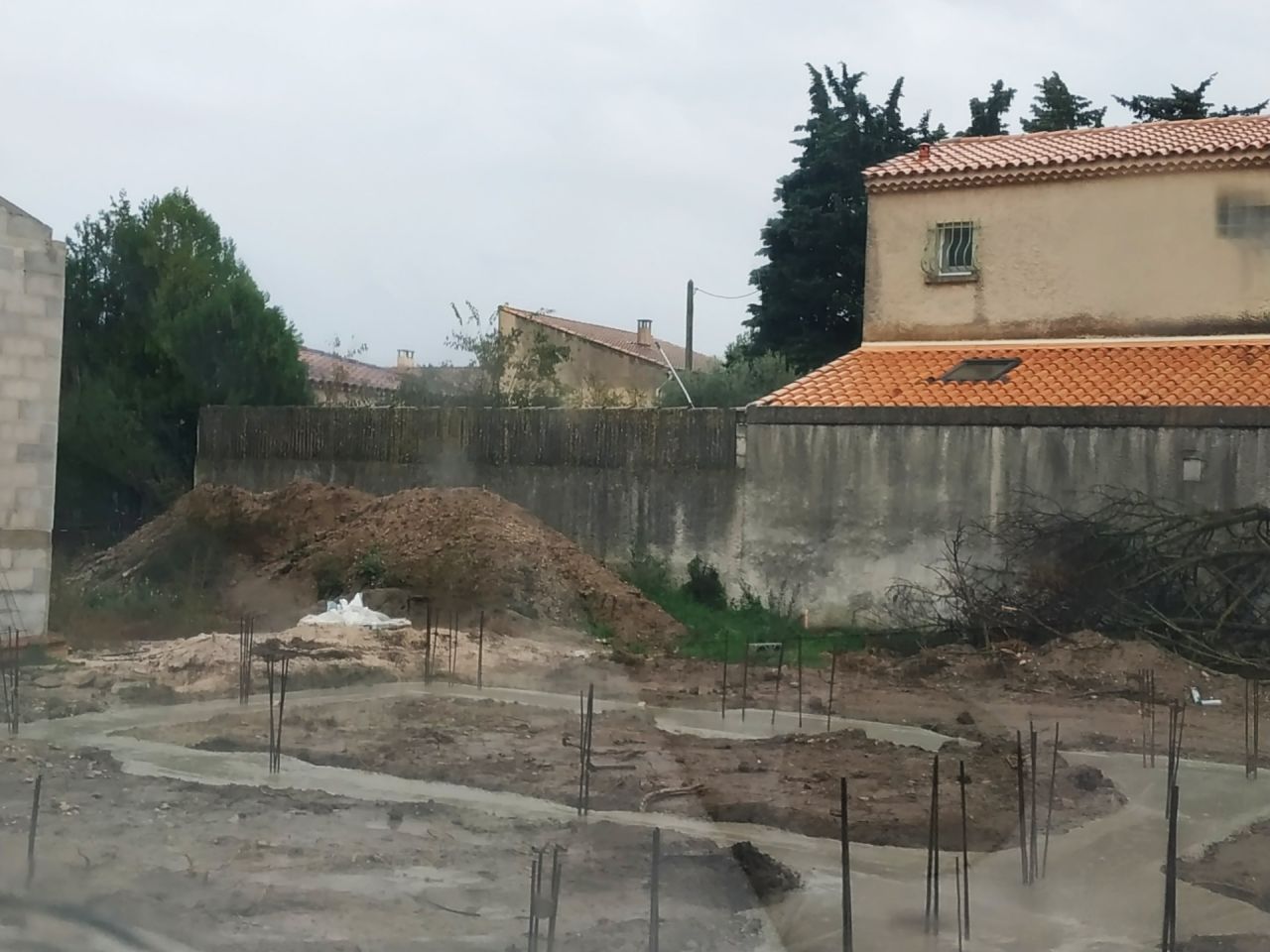 Fondations coules - En prise sous la pluie