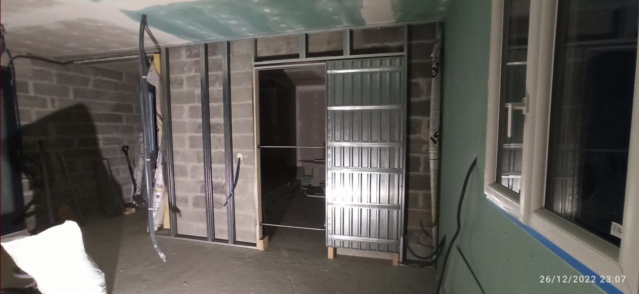 porte à galandage - Scrigno Tech - ossature métallique primaire (des ajustement ont ensuite été réalisés)