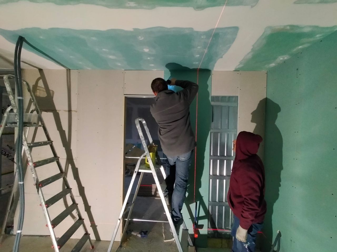 porte à galandage - Scrigno Tech - mise en place de la 2nde couche placo