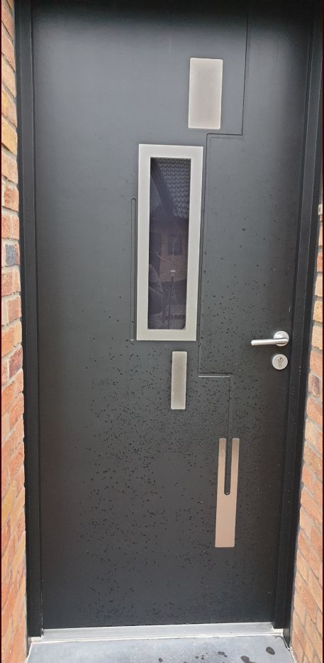 Porte d'entrée après placement du hublot.
À l'origine, la porte ne disposait pas de source de lumière soit disant pour respecter la norme d'isolation BBC 2012.