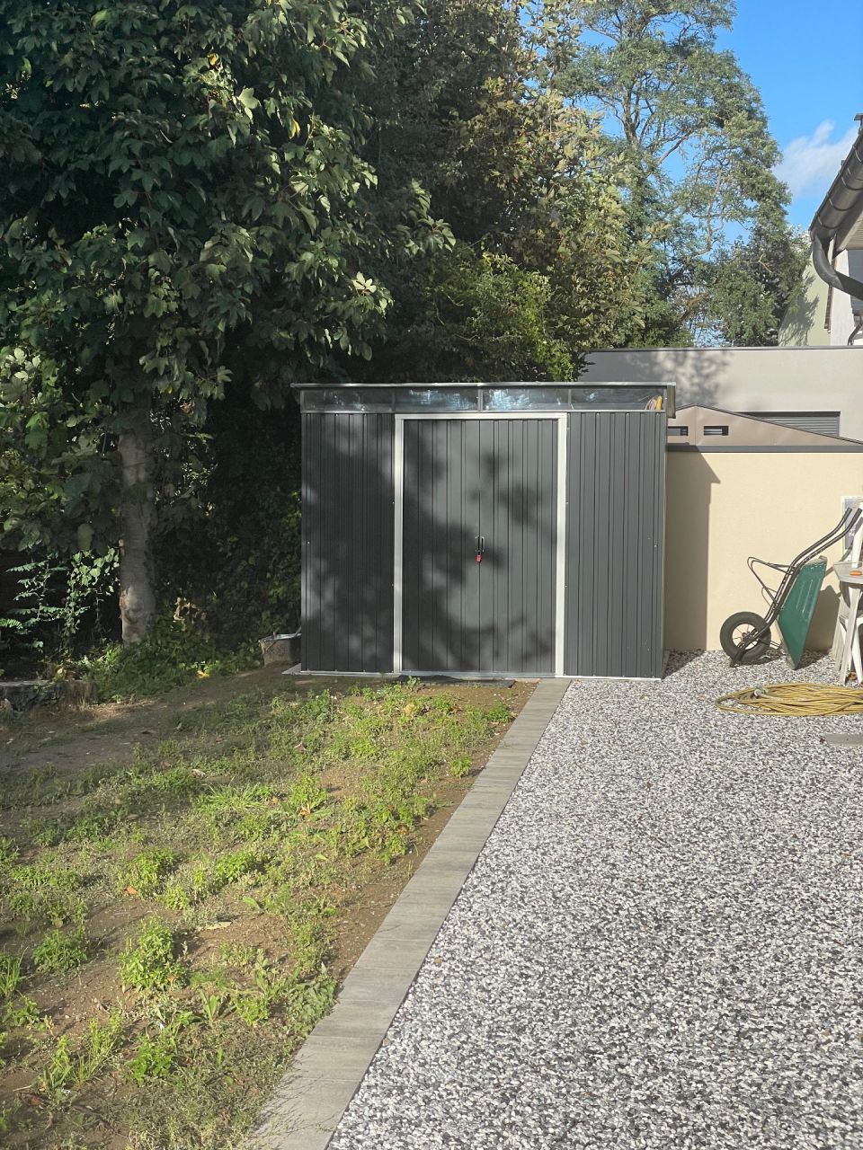 Nouveau cliché de la cabane qui sera bien utile pour ranger plein de choses à l'abri