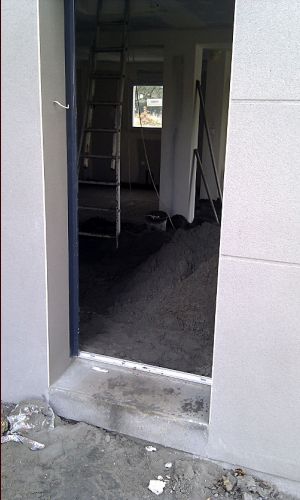 Le sable est en cours d'�talage dans le salon/sam.