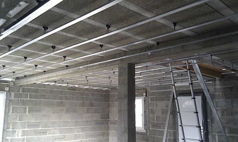 Les rails de fixation du plafond
