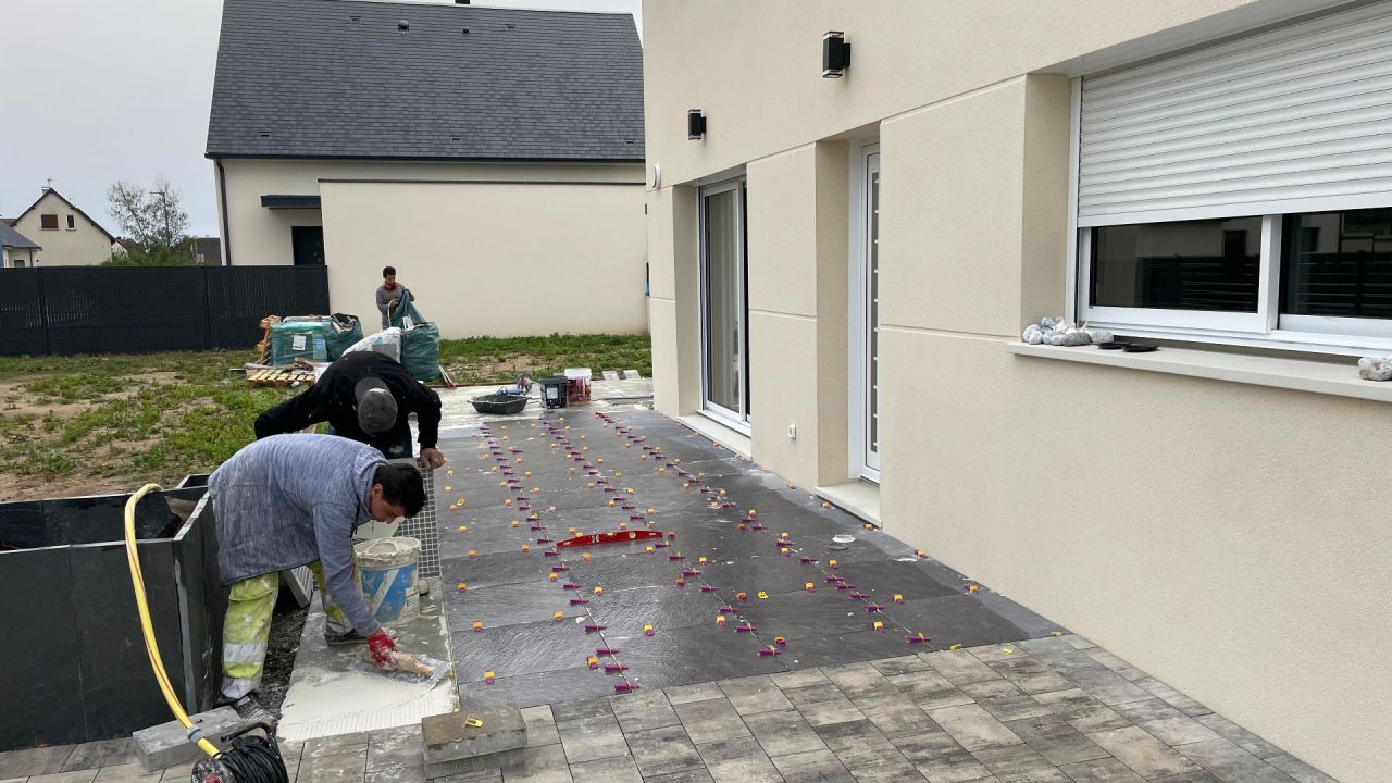 et voilà la façade avant, on devra trouver des grilles circulaires en plastique pour reboucher les aérations du vide sanitaire sur le sol