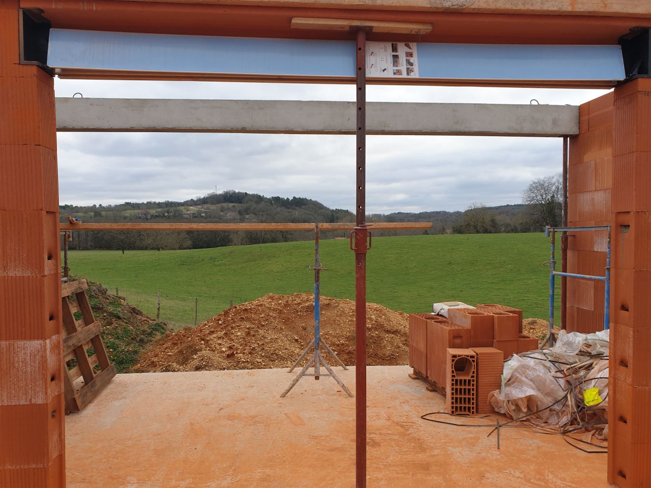 Vue par la future baie vitre, accs  la terrasse couverte.