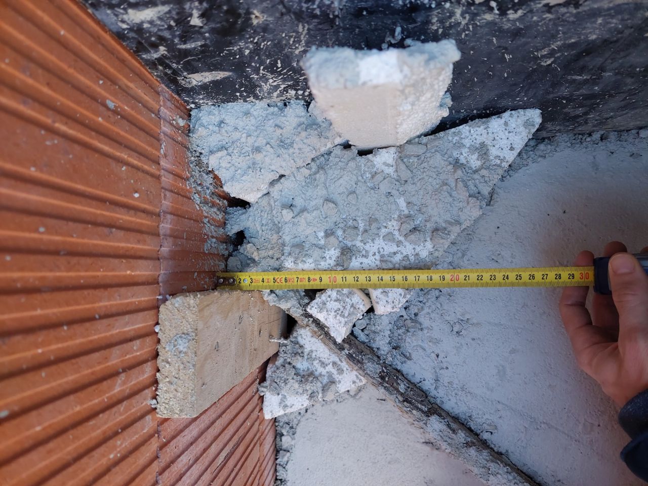  Rservation dans les coins d'escalier pour faire remonter l'eau et les tuyau frigo de clim