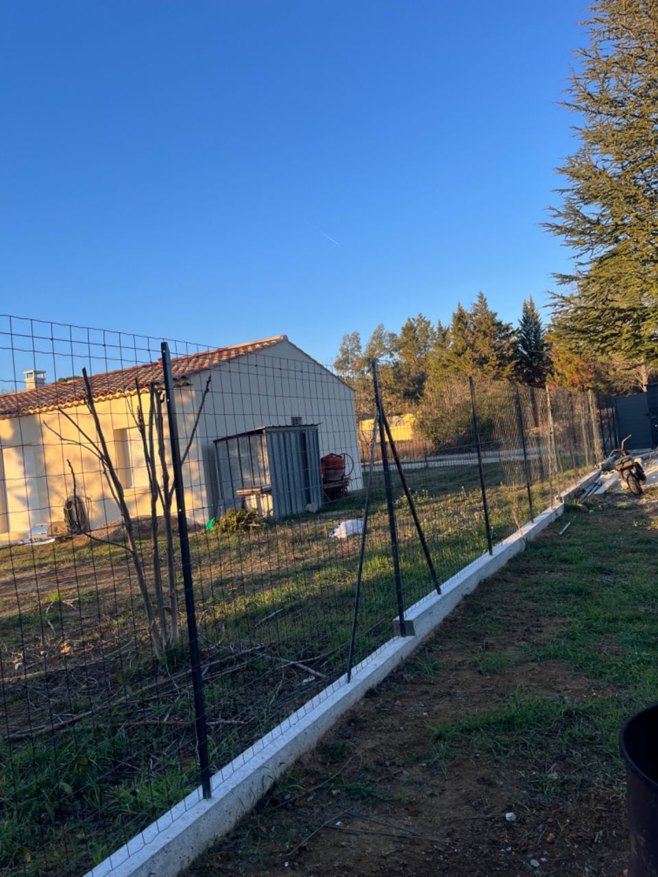 Avec l?arrivée du chien à la maison on a accéléré niveau clôture