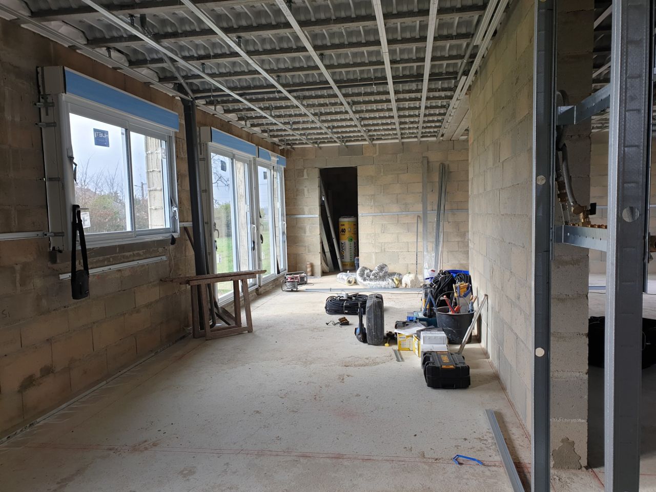 Cuisine, et salle à manger au fond (avec accès garage)