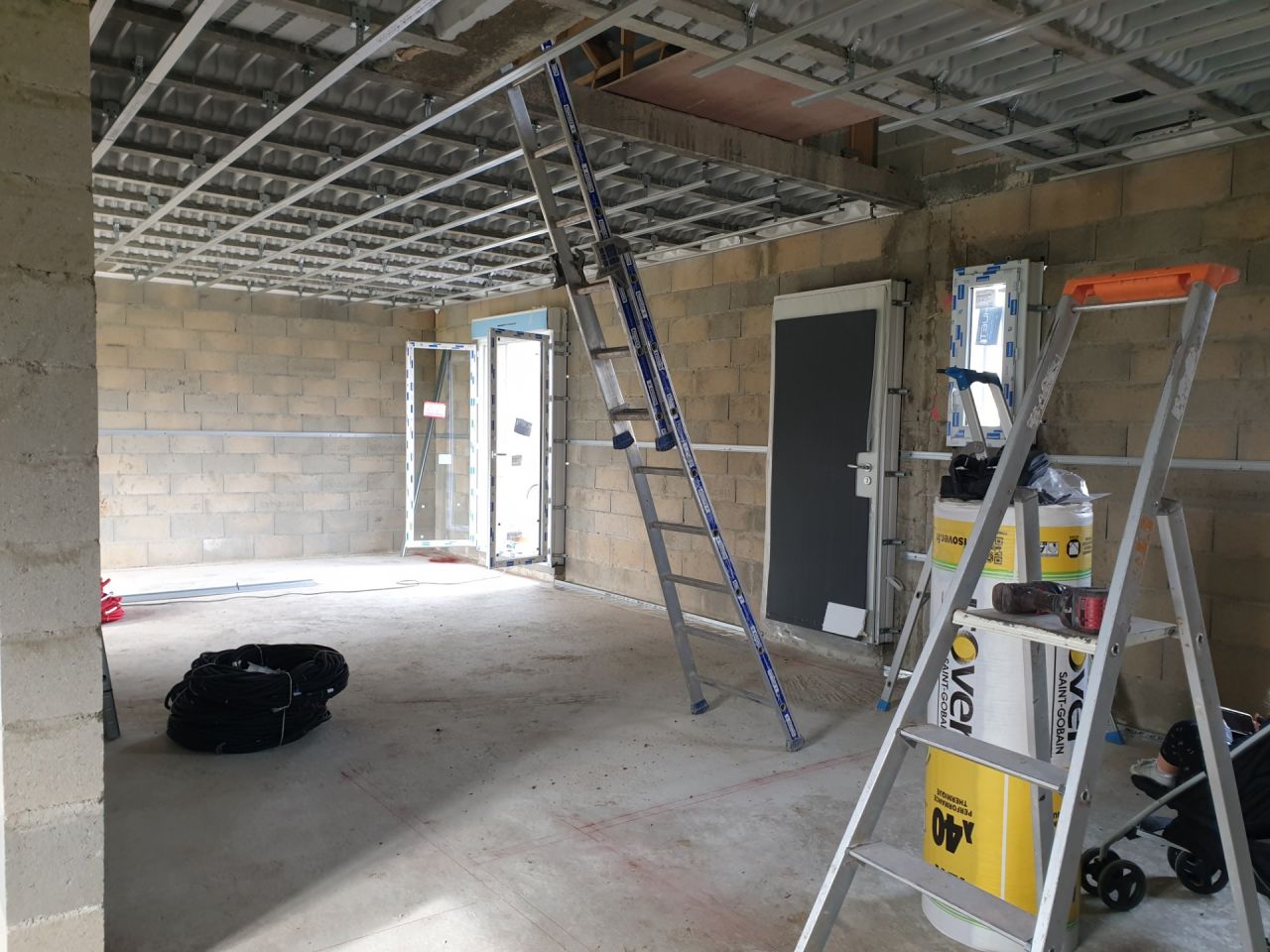 Salon, entrée, WC et chambre 1