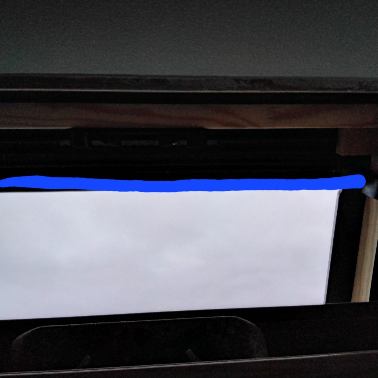 Sur le trait bleu : emplacement du filtre de ventilation.
