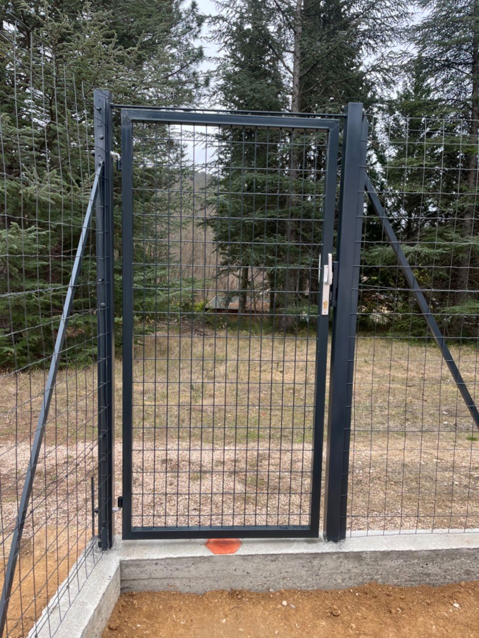 Pose du portillon qui permettra d?accéder à notre compteur d?eau situé sur le terrain de notre voisin via cervitude de passage ou si celui ci a un soucis et besoin d?aide