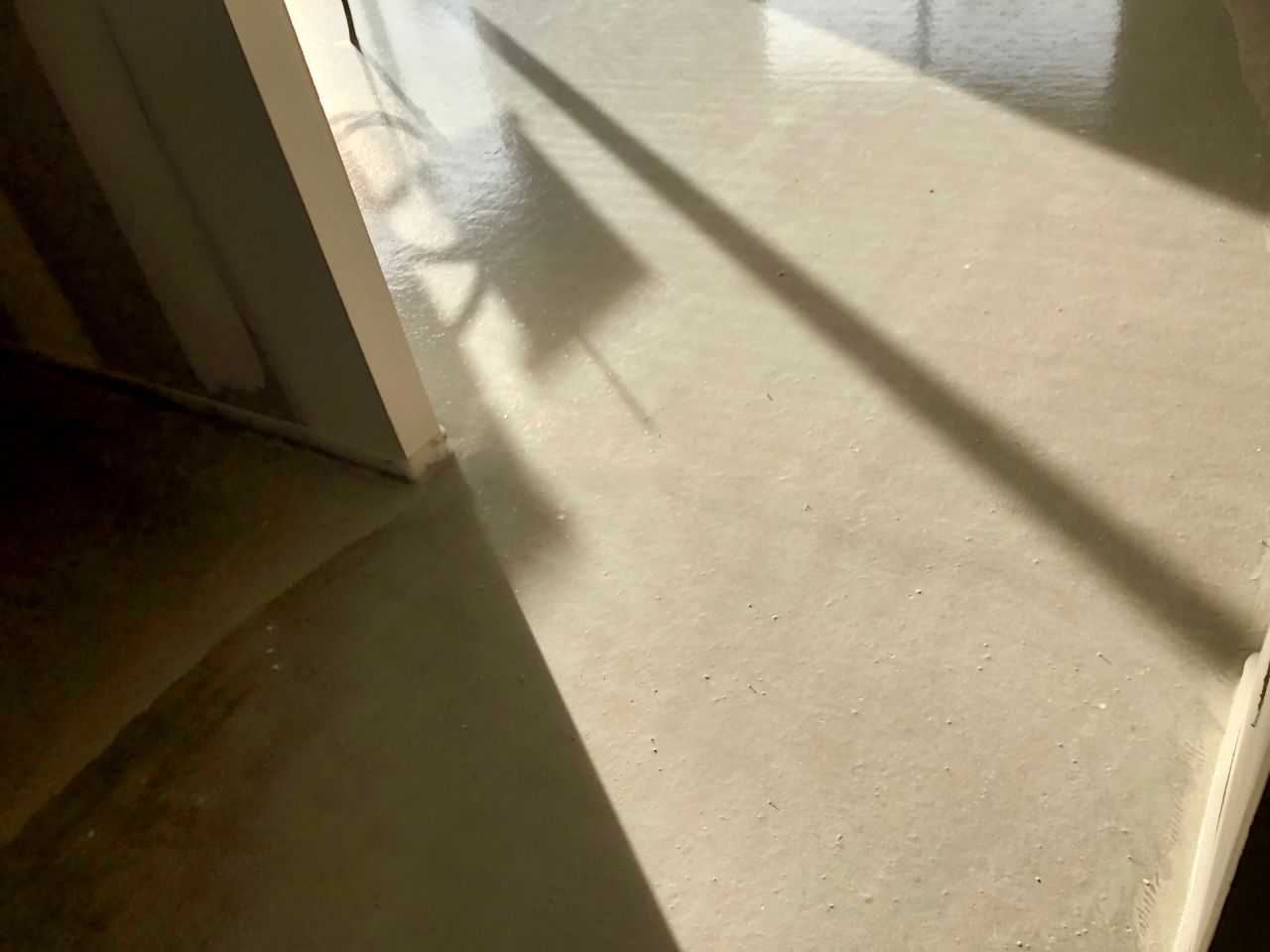 Coulage de la chape sur le systme de chauffage au sol.