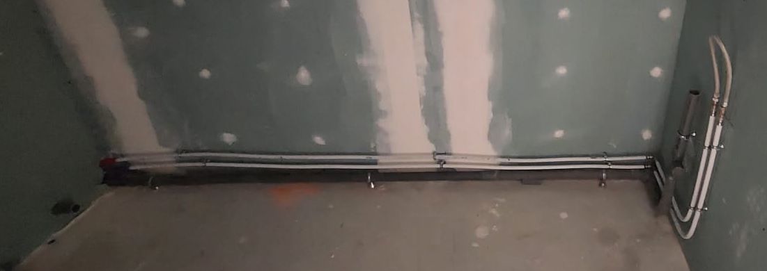 douche + lavabo (suite parentale)
<br />
réseau d'évacuation terminée
<br />
réseau eau chaude/eau froide en multicouche terminée