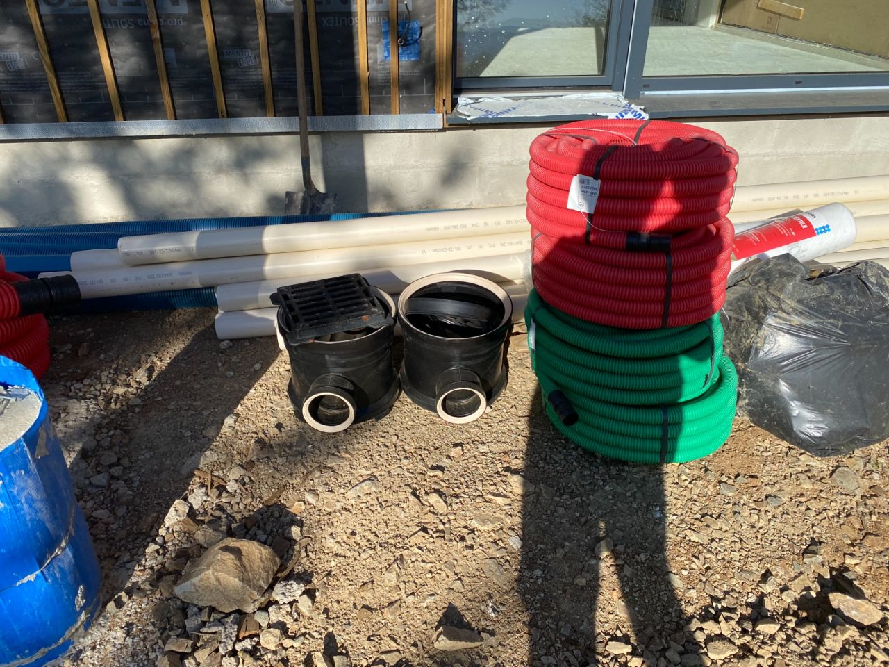 Materiel de VRD et drainage en attente