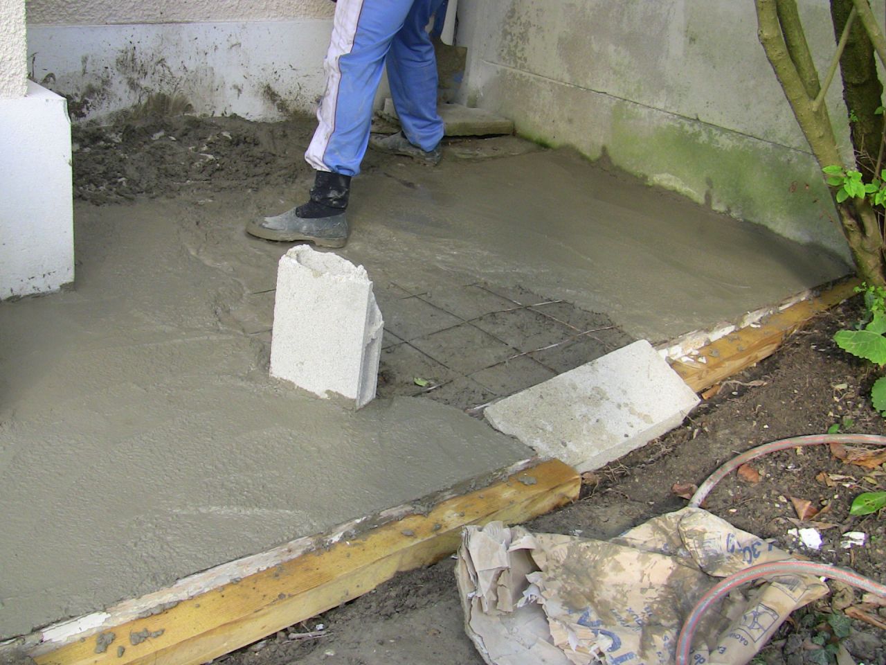 La petite dalle devait avoir dans les 3 m2, avec une pente de 5%.  Toute la préparation  du béton avait été réalisée à la main.