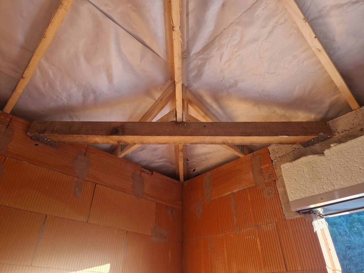 Modification de la charpente pour passage, dans l'angle du toit 4 pentes, du gainable et peut être aussi de la VMC pour la suite parentale en RDC