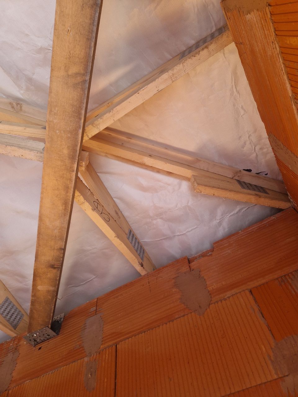 Modification de la charpente pour passage, dans l'angle du toit 4 pentes, du gainable et peut tre aussi de la VMC pour la suite parentale en RDC