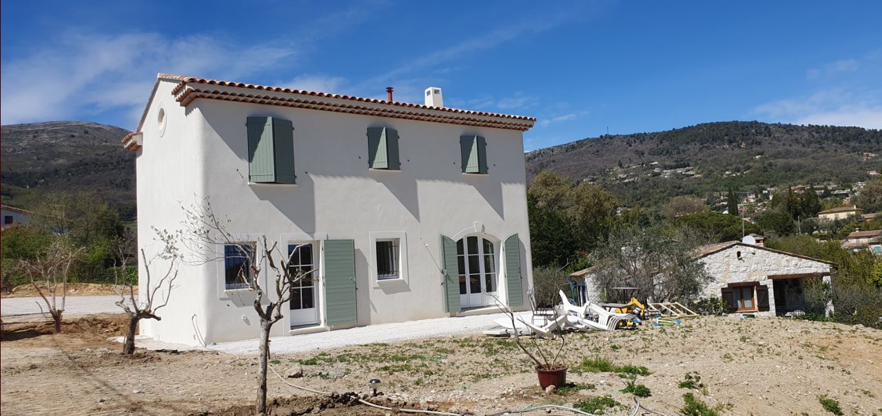 Devant de maison en graviers gris