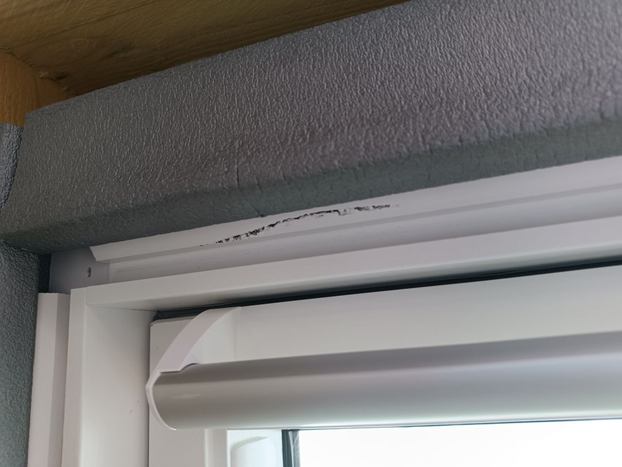 haut du velux fendu, assez profond,