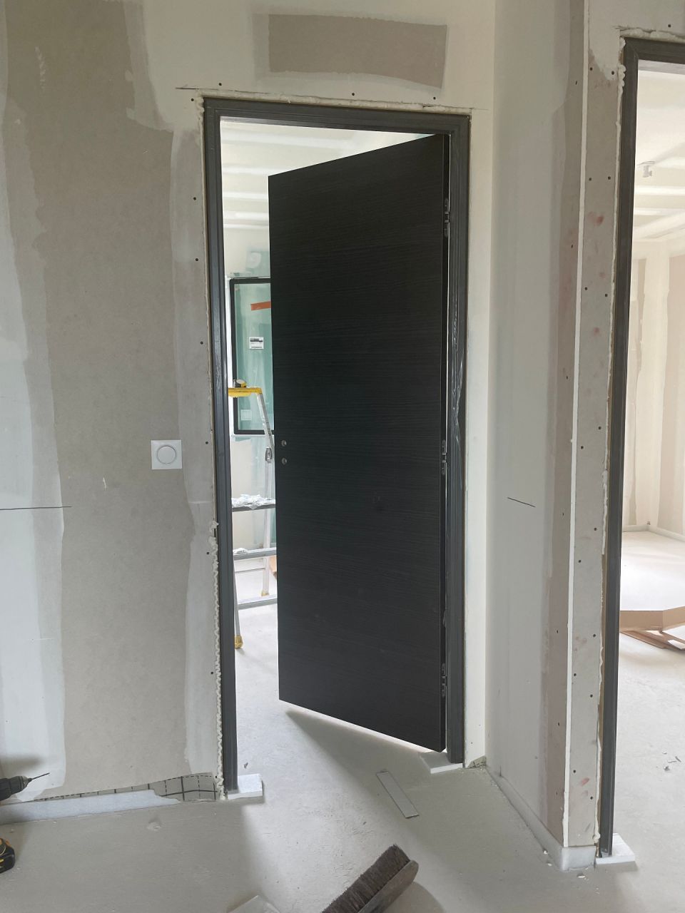 Porte gamme Kreation Reghini charnières invisibles
