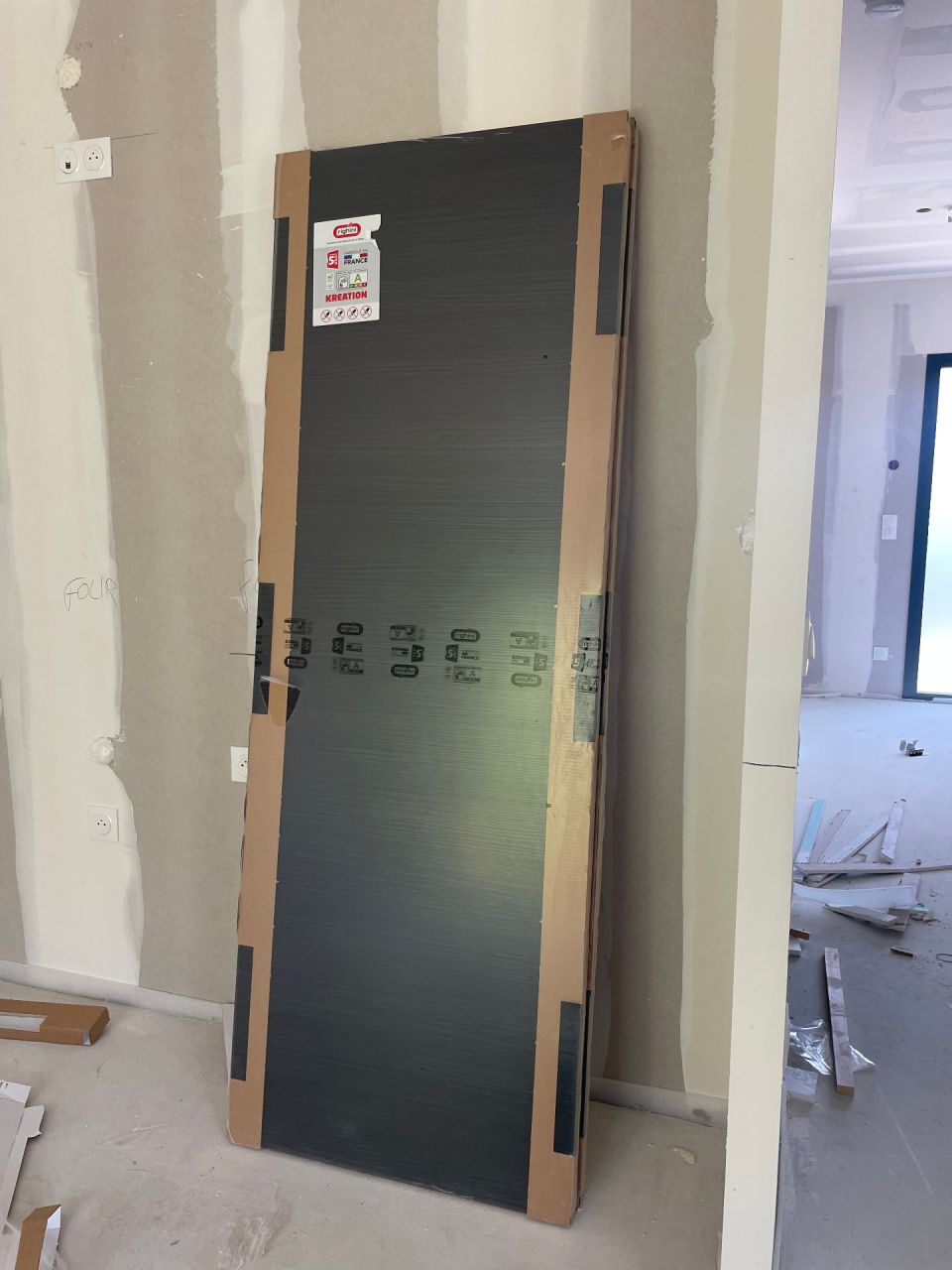 Porte gamme Kreation Reghini charnières invisibles