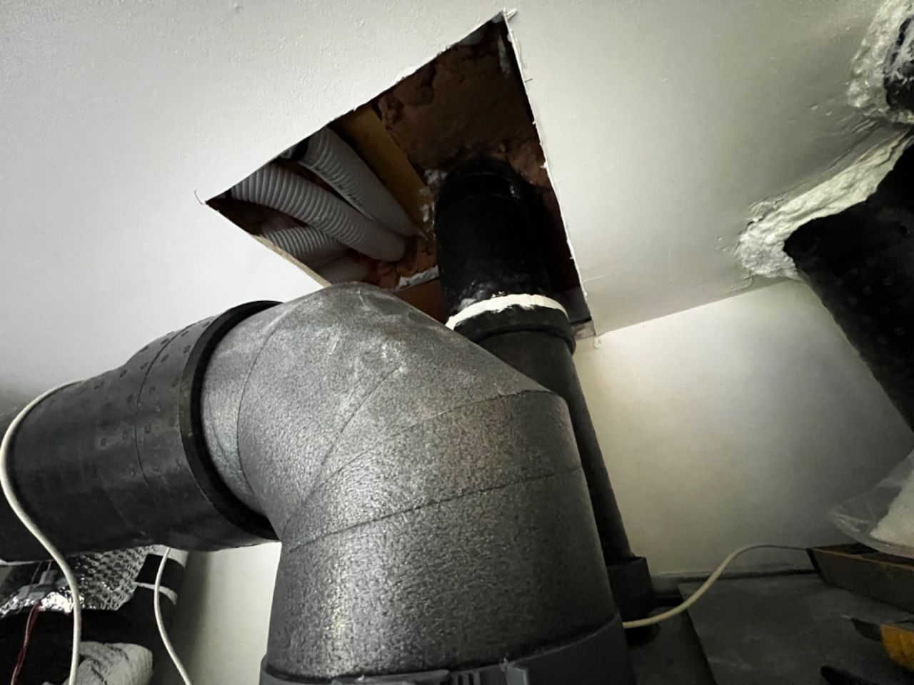 Ouverture Placo pour inverser les conduits