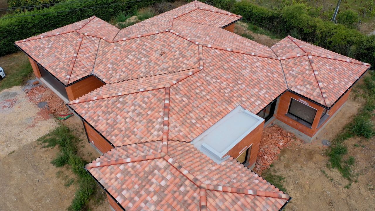 La toiture quasi complète vue de drone