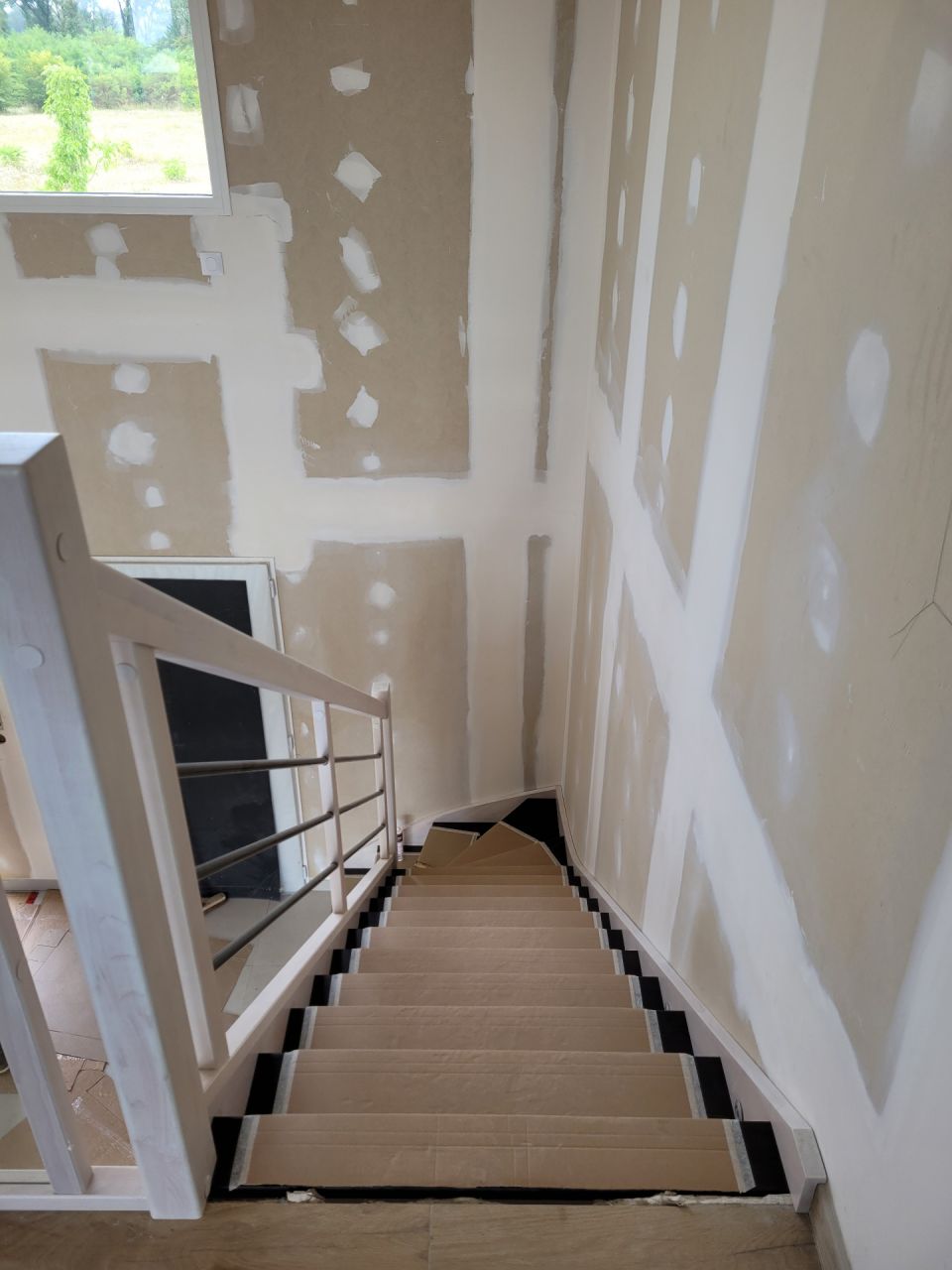 Escalier : teinte des marches wengé, le reste blanchi, lisses en fer laqué noir