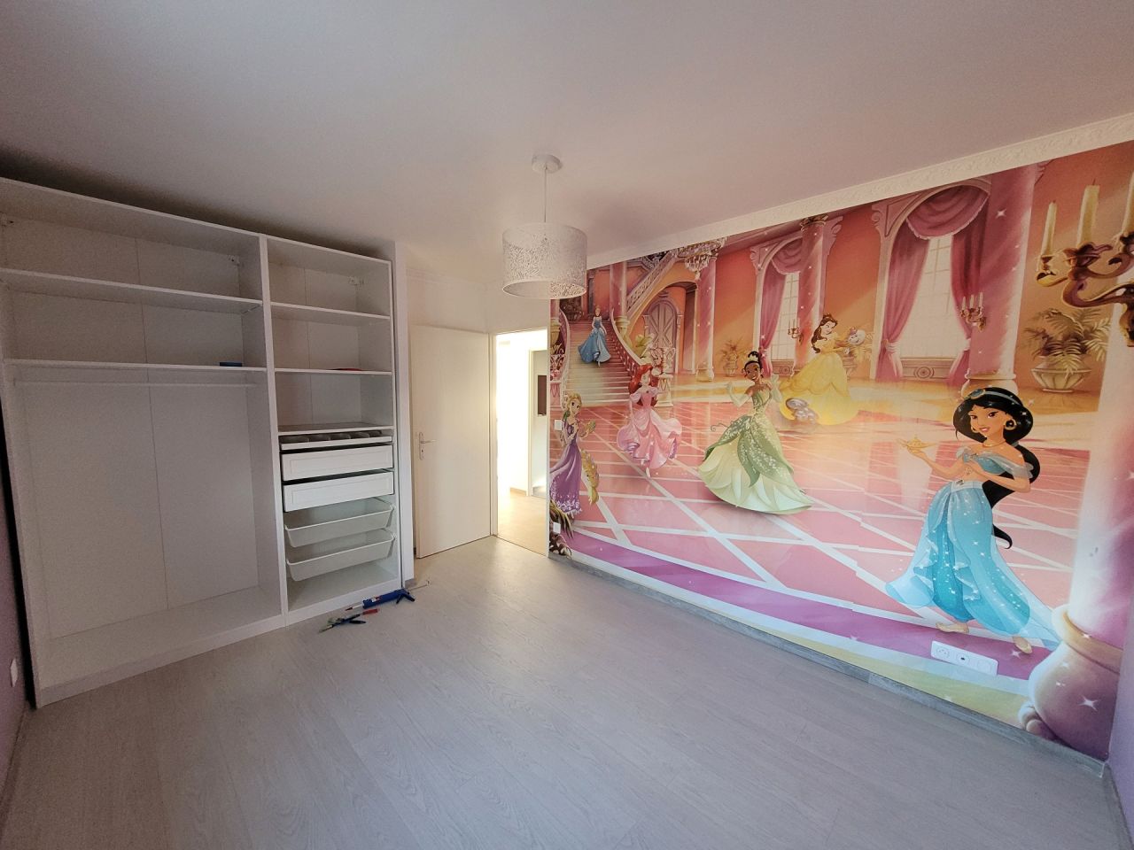 Chambre de la puce - Papier peint panoramique, placard, moulures, luminaire