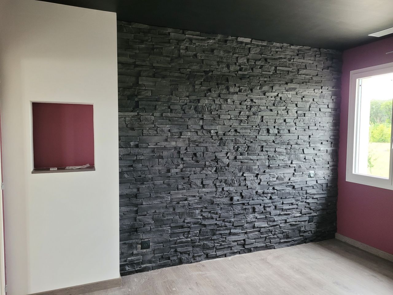 Notre chambre - Pierres de parement et peinture