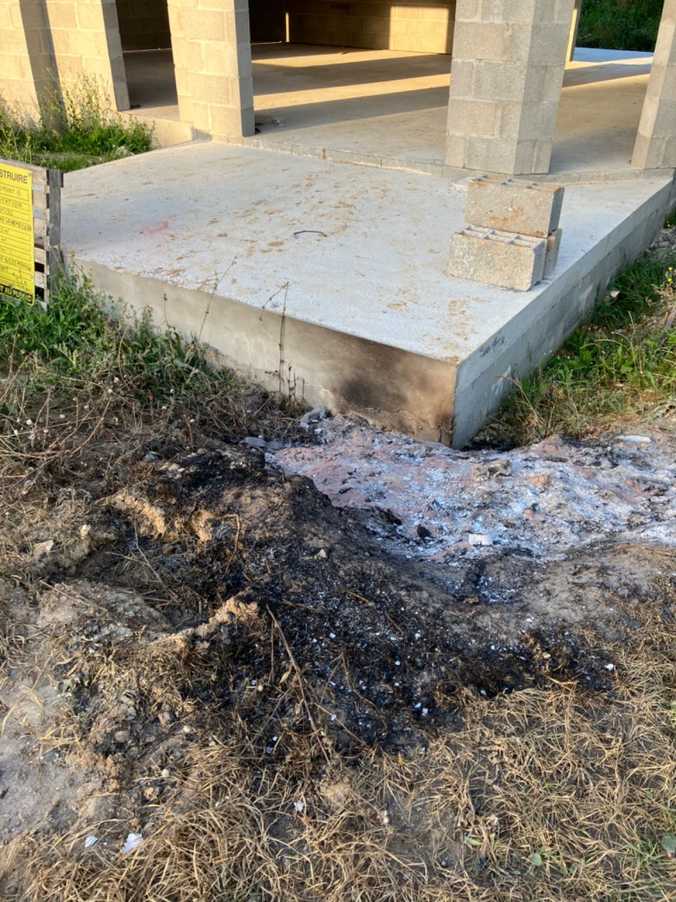 un artisan extérieur à mon chantier qui vient bruler chez moi ce qui l'encombre...