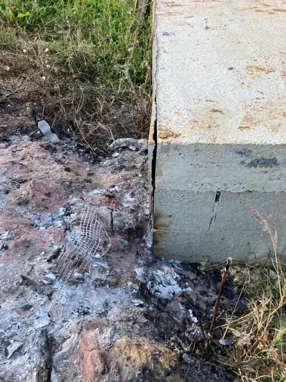 un artisan extérieur à mon chantier qui vient bruler chez moi ce qui l'encombre...Dommage pour l'enduit ciment