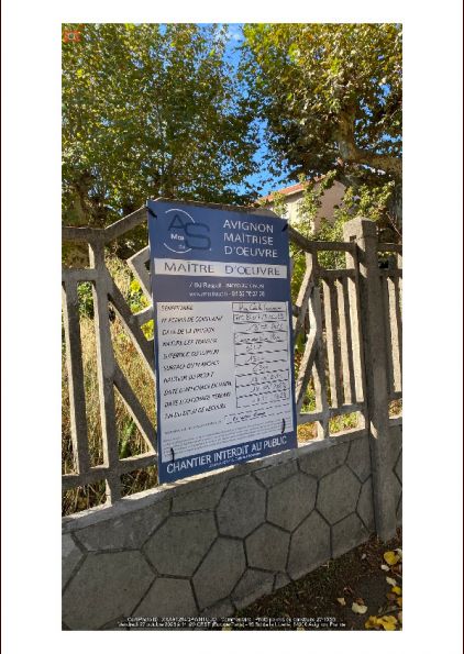 Photo du panneau du permis de construire sur le terrain le vendredi 27 octobre 2023 a 14h20
