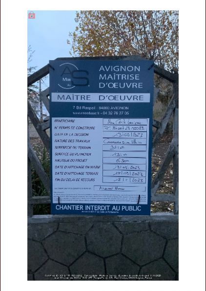 Photo du panneau de permis de construire prise sur le terrain le jeudi 30 novembre 2023 à 17h12.