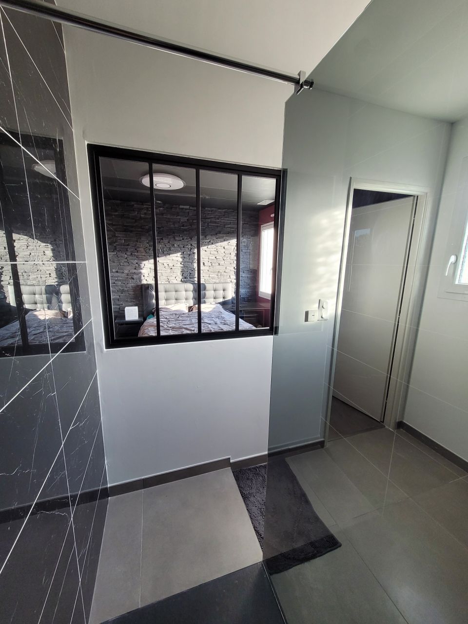 Salle d'eau parentale / Vue chambre par la verrière