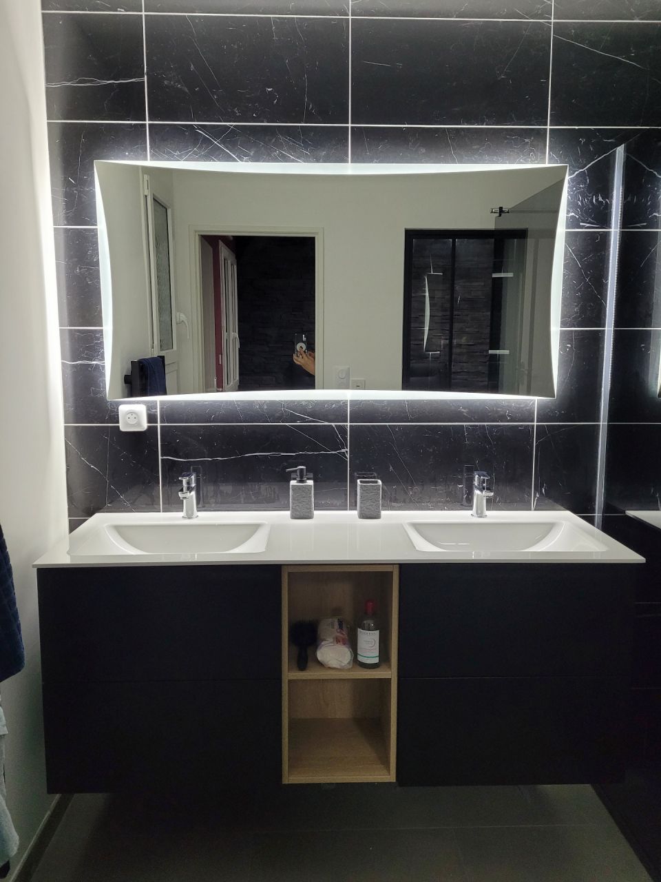 Salle d'eau parentale / Meuble et miroir